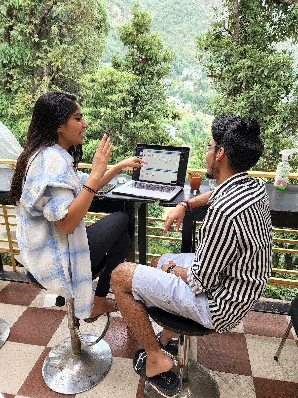 A student in a one-to-one coaching session with a practitioner